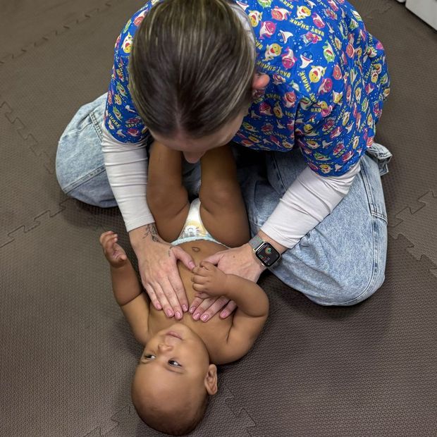 Mobilização suave na região abdominal